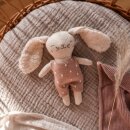 ava&yves Babyrassel Hase mit Anzug - puderrosa - extra leise Rassel